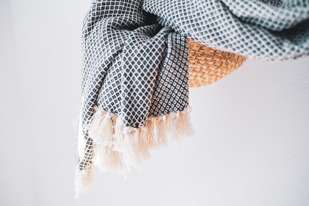 Photo tying scarves